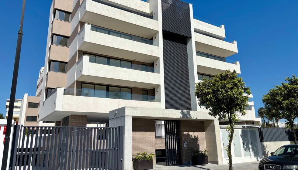Saint-Gobain équipe 63 logements à Torremolinos avec 1 535 m² de double vitrage à contrôle solaire